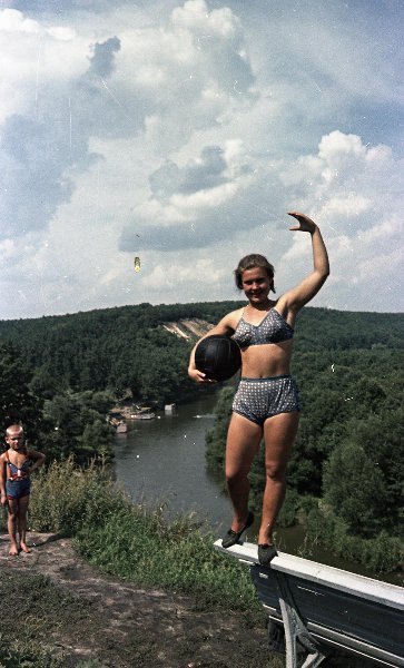 Девушка с мячом, 1952 год. Выставка «Если хочешь быть здоров» с этой фотографией.