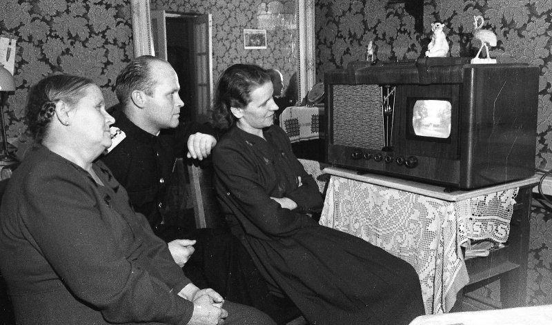 У телевизора, 1950-е. Выставка «"Скованные одной цепью". У телевизора» с этой фотографией.