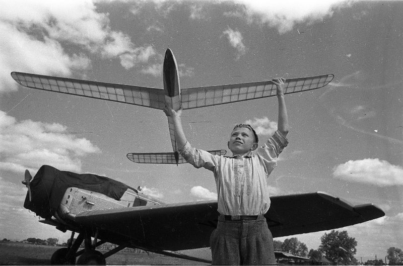 Авиамоделисты, 1946 - 1952. Выставка «10 лучших: авиамоделизм»&nbsp;и «20 лучших фотографий Сергея Васина» с этой фотографией. 