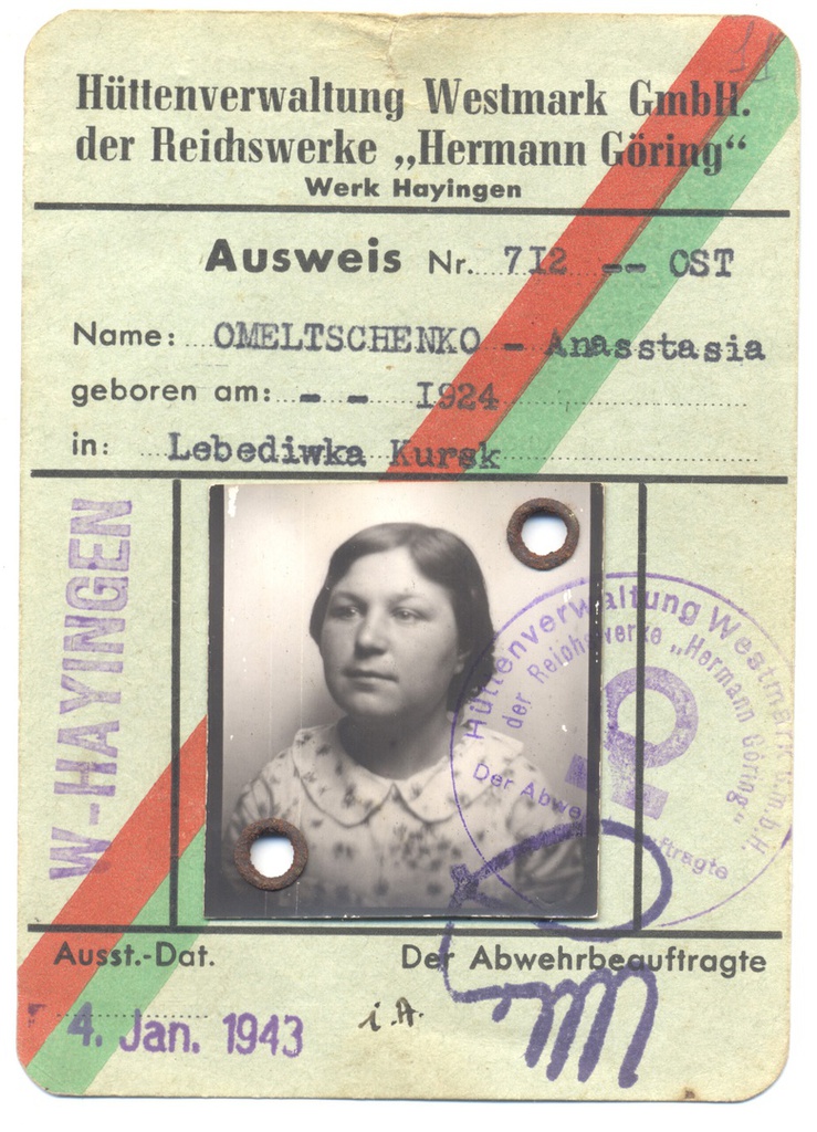 Фабричный аусвайс остарбайтера, 1943 год, Германия, Лотарингия. Выставка «Остарбайтеры в Третьем рейхе» с этой фотографией.