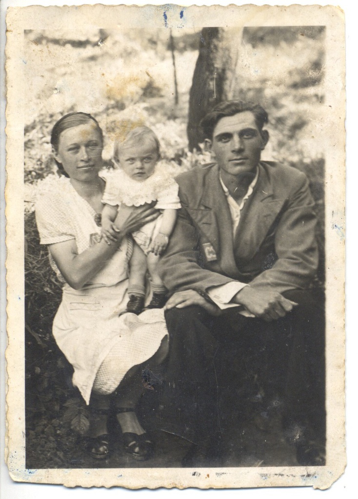 Семья остарбайтеров, 1942 - 1945, Германия, г. Шланштед. Выставка «Остарбайтеры в Третьем рейхе» с этой фотографией.