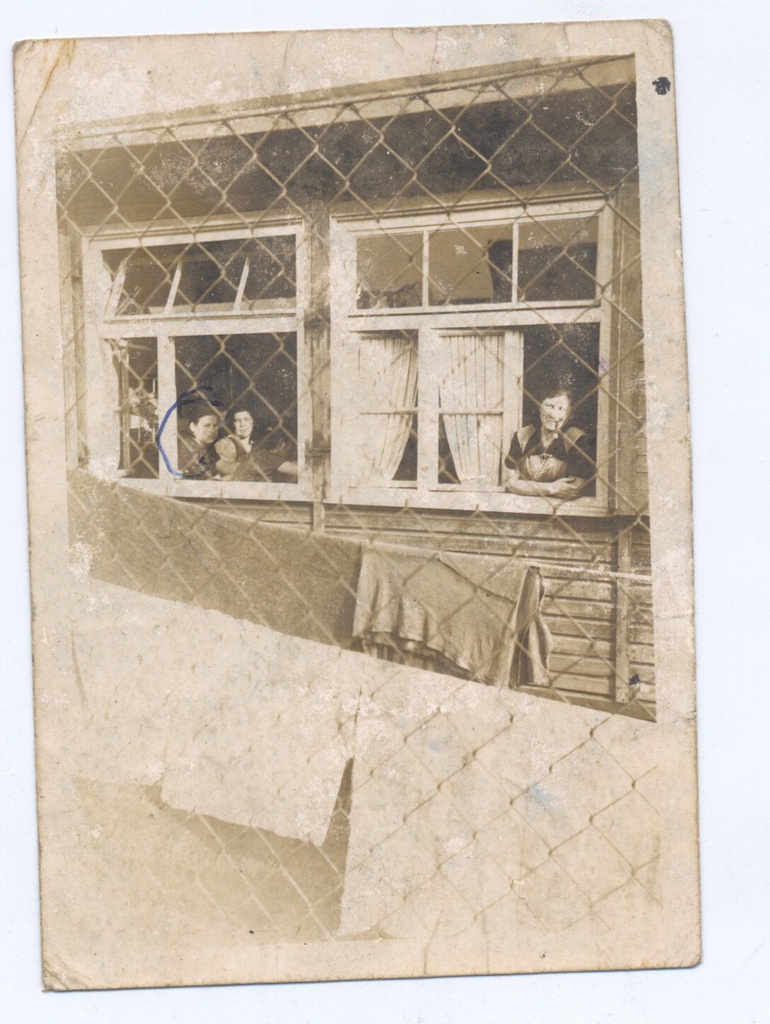 Рабочий лагерь, 1943 год, Германия, г. Берлин. Выставка «Остарбайтеры в Третьем рейхе» с этой фотографией.