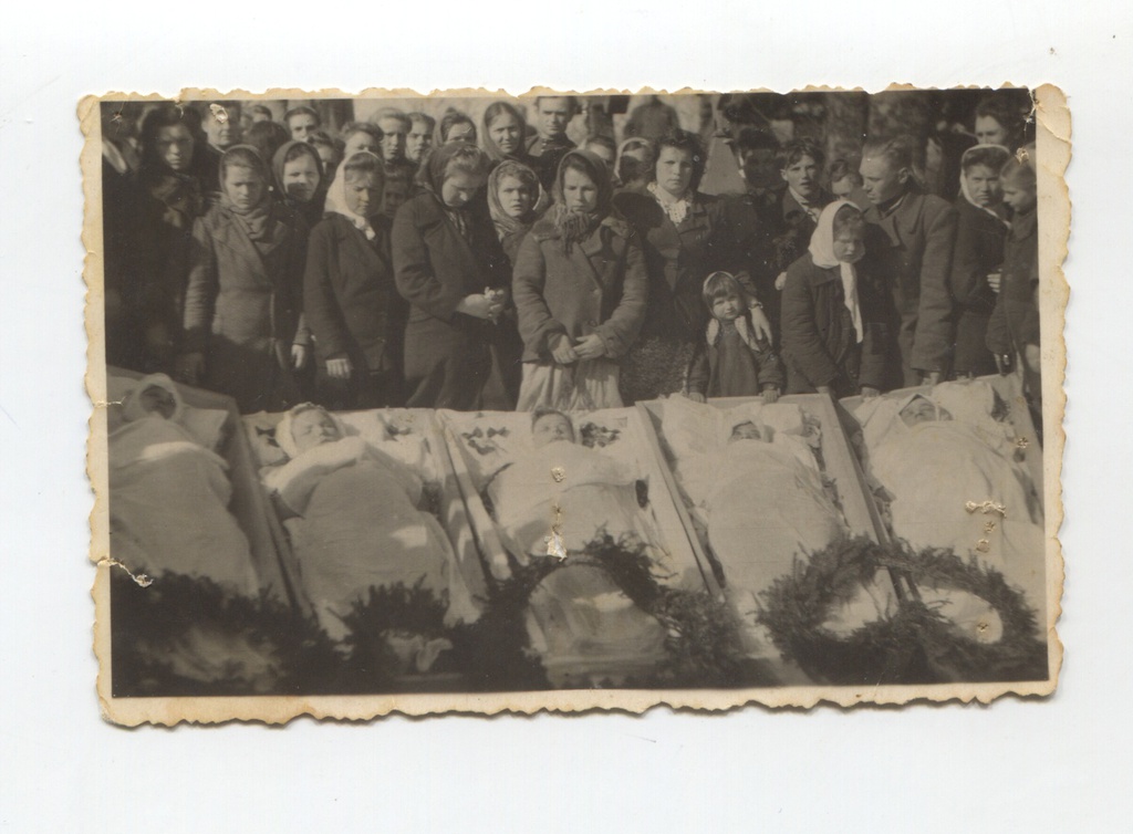 Похороны пойманных беглецов, 1942 - 1945, Германия, г. Шпицхайм. «Когда 5 девушек и 1 мужчина собрались сделать побег, на них сделали донос. Ночью их расстреляли. Мы сами сделали гробы-ящики и их похоронили», – из письма бывшей восточной рабочей.Выставка «Остарбайтеры в Третьем рейхе» с этой фотографией.