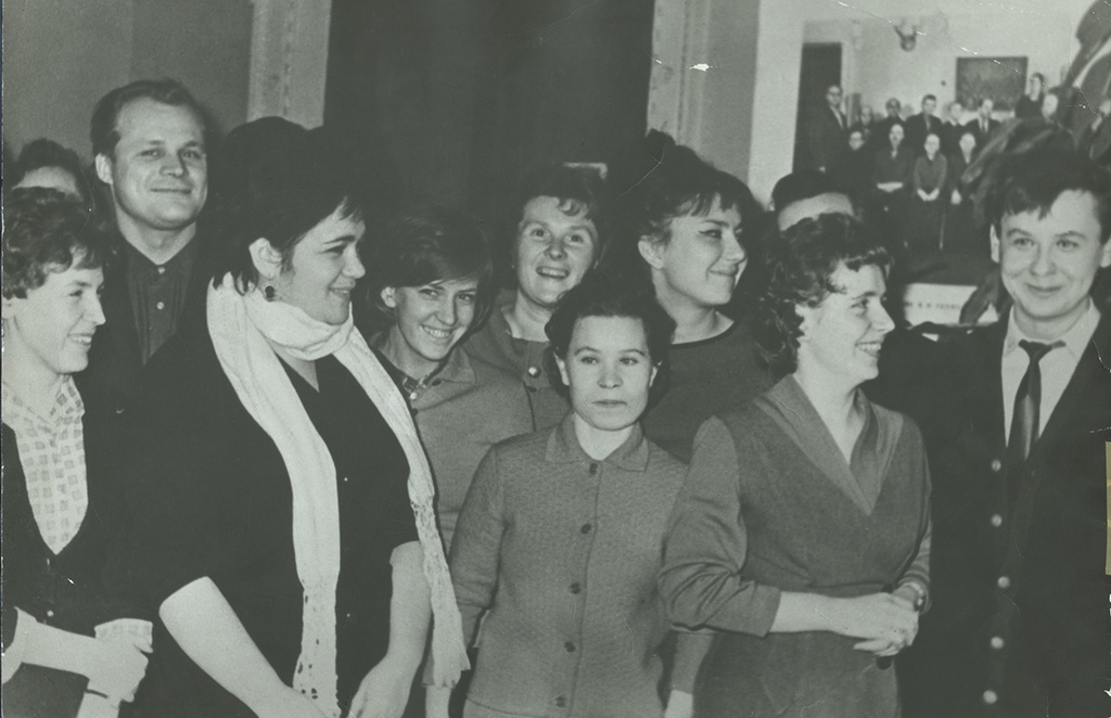 Обсуждение спектакля со зрителями в клубе Метростроя, 1960 - 1963, г. Москва. Выставка «Театралы» с этой фотографией.