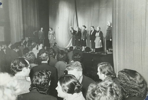 Поклоны после первого спектакля «Вечно живые», 1956 год, г. Москва
