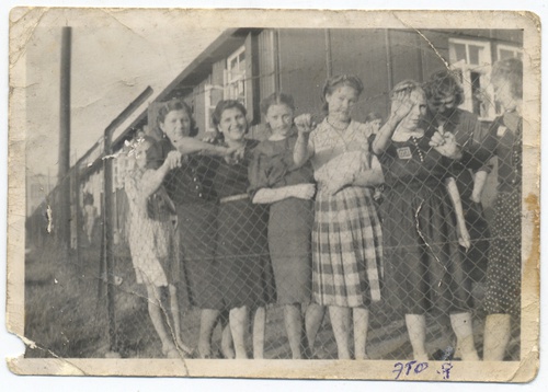 «Снимок, сделанный в неожиданный момент». Восточные рабочие в трудовом лагере, 1942 год, Германия, г. Корнвестхайм