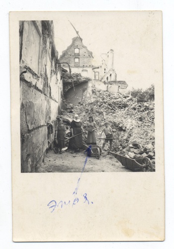 Остарбайтеры с монахиней на разборе завалов, 1942 - 1945, Германия, г. Аугсбург