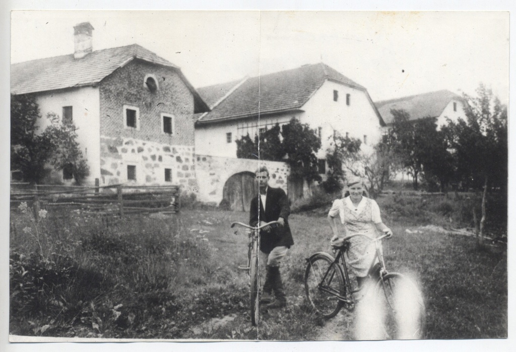 Восточные рабочие перед домом хозяев, 1942 - 1945, Германия, г. Мусбах. Выставка «Остарбайтеры в Третьем рейхе» с этой фотографией.