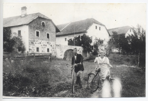 Восточные рабочие перед домом хозяев, 1942 - 1945, Германия, г. Мусбах