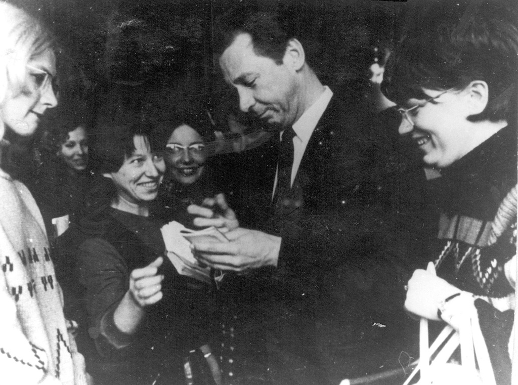 Олег Ефремов дает автографы на гастролях в Ульяновске, 1960 - 1963, г. Ульяновск. Выставка «Театралы» с этой фотографией.