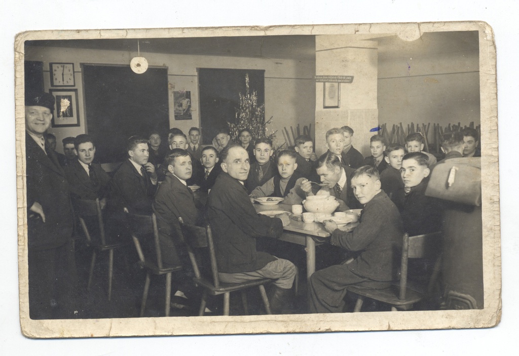 Празднование Нового года восточными рабочими, 1942 - 1945. Выставка «Остарбайтеры в Третьем рейхе» с этой фотографией.