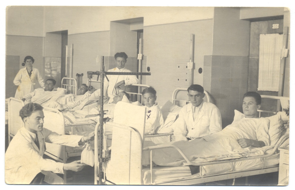 Восточные рабочие в госпитале, 1945 год, Германия, г. Франкфурт-на-Одере. Выставка «Остарбайтеры в Третьем рейхе» с этой фотографией.