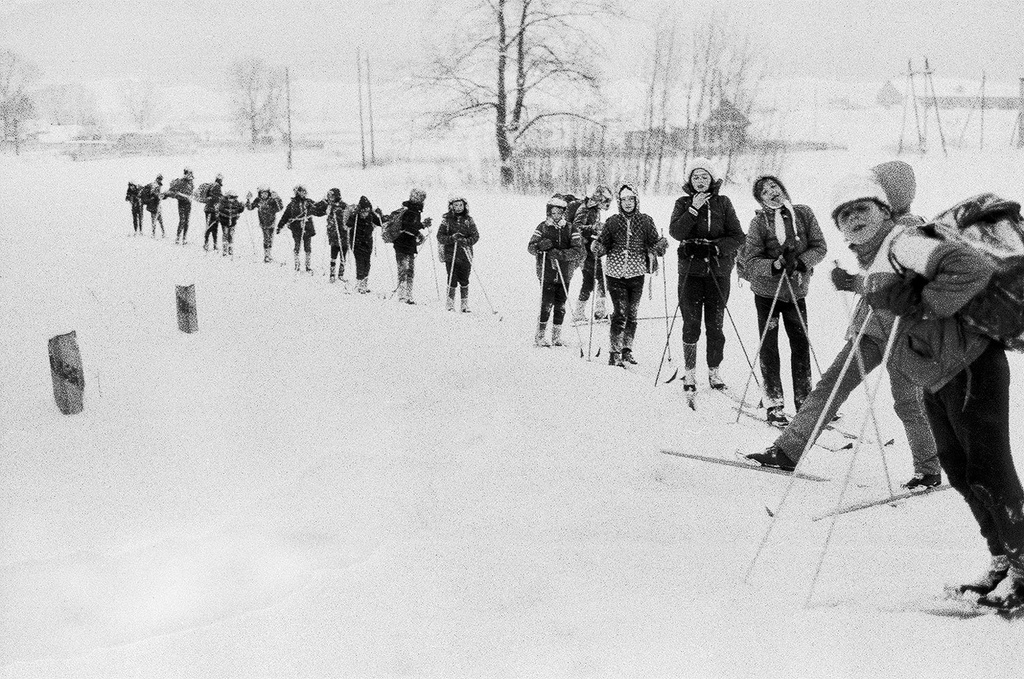 Первые кадры лыжного похода, 5 - 18 января 1986, Московская обл., Рузский р-н, дер. Федчино. Зимний пионерский лагерь «Юность» московского завода «Эра».Выставка «Счастливая "Юность" зимой» с этой фотографией.