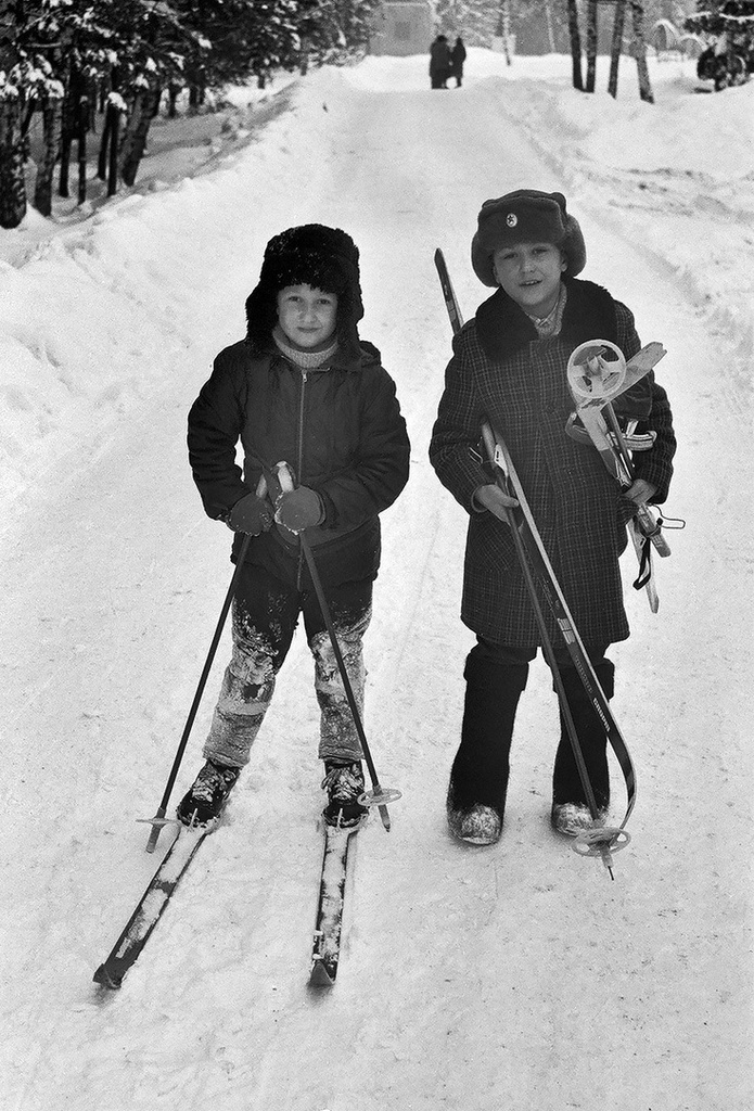 Братья – лыжники, 5 - 18 января 1986, Московская обл., Рузский р-н, дер. Федчино. Зимний пионерский лагерь «Юность» московского завода «Эра».Выставка «Счастливая "Юность" зимой» с этой фотографией.