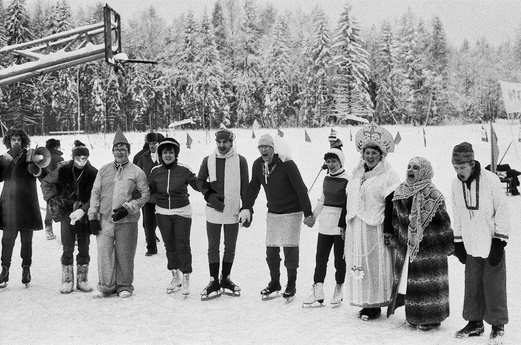 Шутливое поздравление пионервожатых, 5 - 18 января 1986, Московская обл., Рузский р-н, дер. Федчино. Зимний пионерский лагерь «Юность» московского завода «Эра».Выставка «Счастливая "Юность" зимой» с этой фотографией.