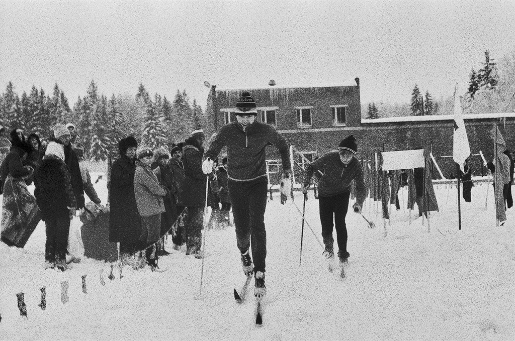 Лыжные гонки, 5 - 18 января 1986, Московская обл., Рузский р-н, дер. Федчино. Зимний пионерский лагерь «Юность» московского завода «Эра».Выставка «Счастливая "Юность" зимой» с этой фотографией.