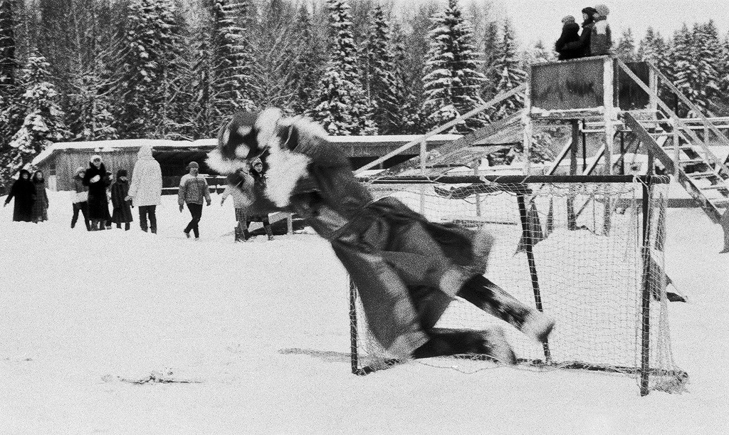 Дед Мороз – по совместительству вратарь, 5 - 18 января 1986, Московская обл., Рузский р-н, дер. Федчино. Зимний пионерский лагерь «Юность» московского завода «Эра».Видео «Дед Мороз» и выставка «Счастливая "Юность" зимой» с этой фотографией.&nbsp;