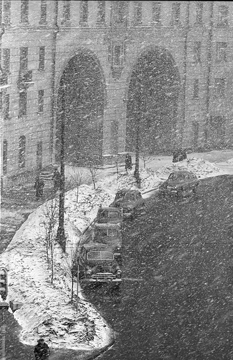«Снег идет», 1961 год, г. Москва. Выставки&nbsp;«Метелица моя»&nbsp;и «А снег идет, а снег идет, и все вокруг чего-то ждет…» с этой фотографией.