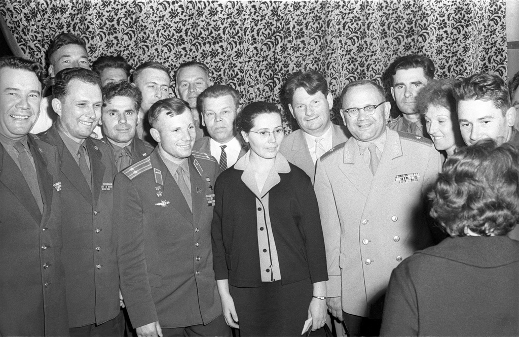 Юрий Гагарин с женой Валентиной. Встреча с военными, июнь - декабрь 1962, г. Москва