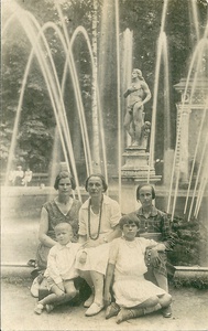 У фонтана «Адам», 1 июня 1930 - 31 августа 1935, г. Петергоф. Мария Ильинична Миненкова (Гришуль) (первая справа) с подругами.&nbsp;Выставка «Включай фонтан!» с этой фотографией.