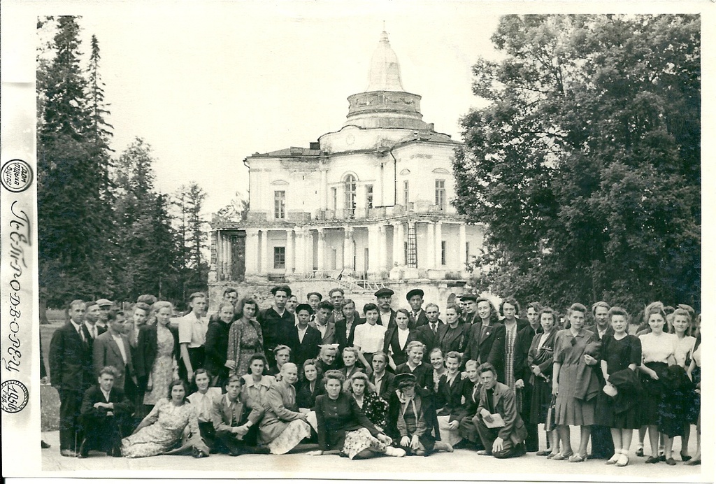 Советские люди. Чемпионат мира по футболу 1950. Детский сад 1950х. Бразилия уругвай 1950. Старинная американская музыкальная группа с тонкими голосами.