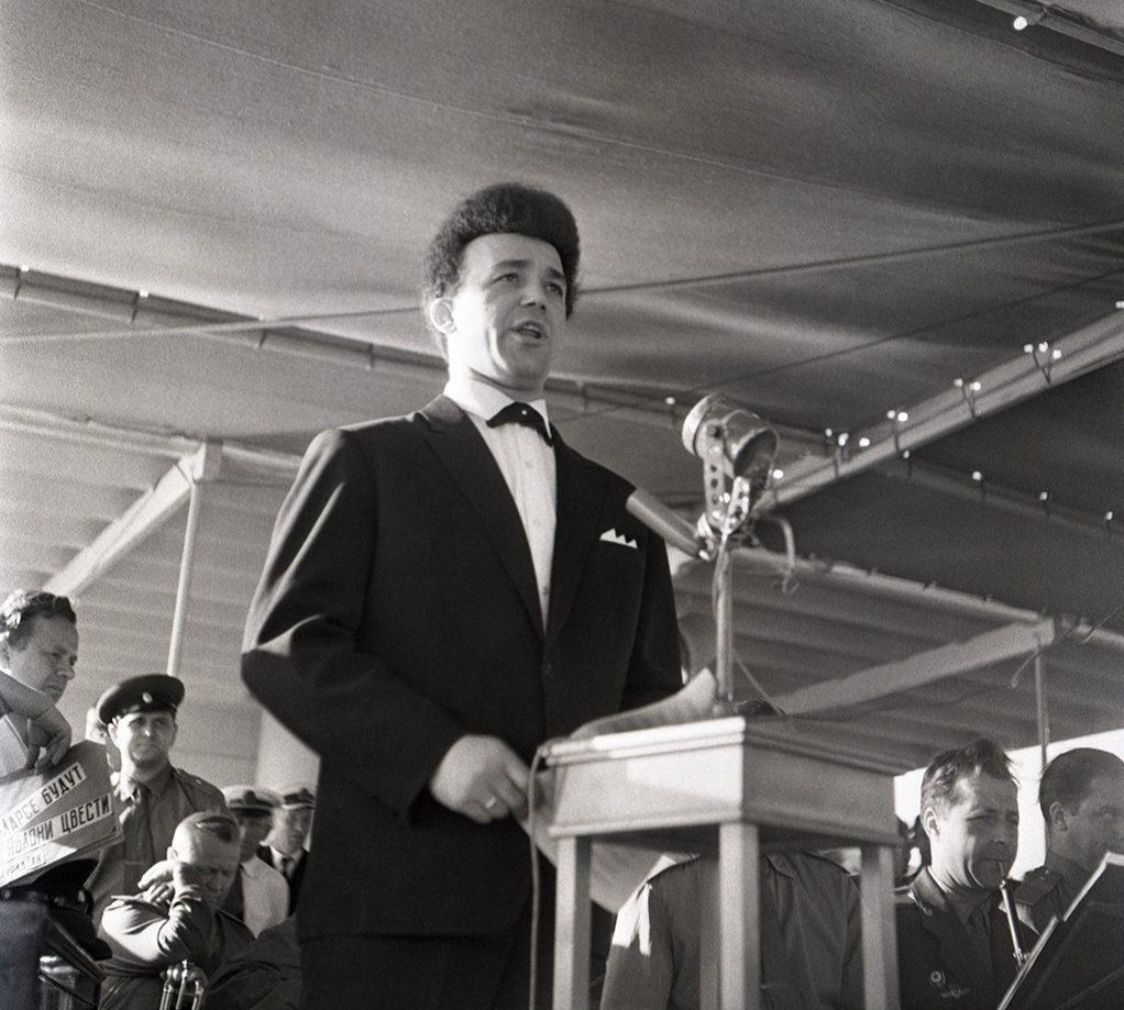 Певец Иосиф Кобзон, 1970 - 1971, г. Москва. Иосиф Кобзон исполняет песню «На Марсе будут яблони цвести».&nbsp;Видео «Театр Эстрады – театр для всех» с этой фотографией.