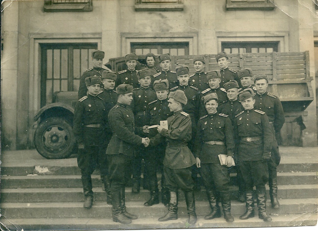 Вадим Вячеславович Куликов – курсант III курса 311 взвода Калининградского гвардейского орденов Боевого Красного Знамени и Красной Звезды минометно-артиллерийского училища имени Б. Красина после сдачи на право управления автотранспортом, 15 февраля 1949, г. Калининград. Вадим Куликов – третий слева в третьем ряду.