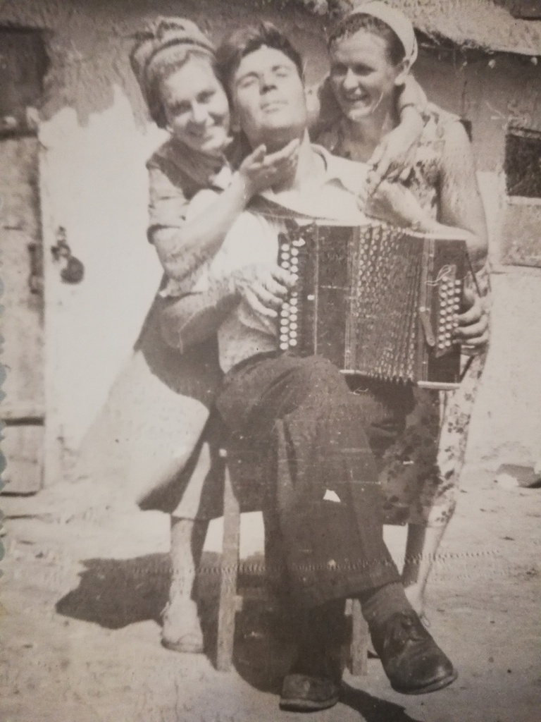 «Первый парень на деревне!», 1961 год, Волгоградская обл.. Мой дедушка Петр Ильич Клочков.Выставка «Играй, гармонь!» с этой фотографией.