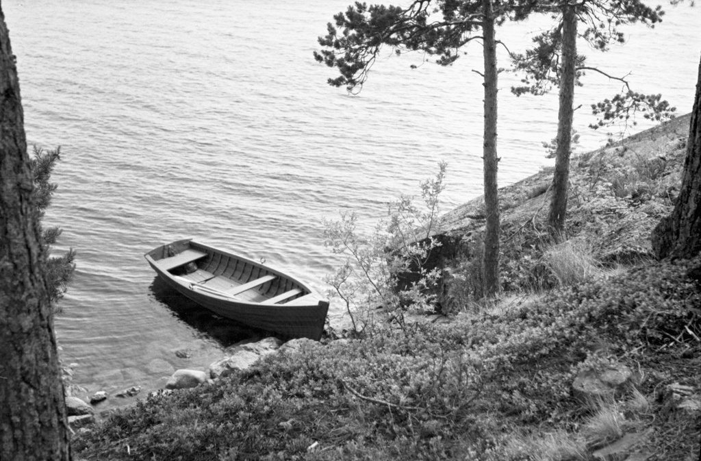 Лодка у берега, июнь - июль 1978, Карелия, Прионежский р-н, пос. Косалма. Выставка «Карелия. Спокойная красота чистого сердца» с этой фотографией.