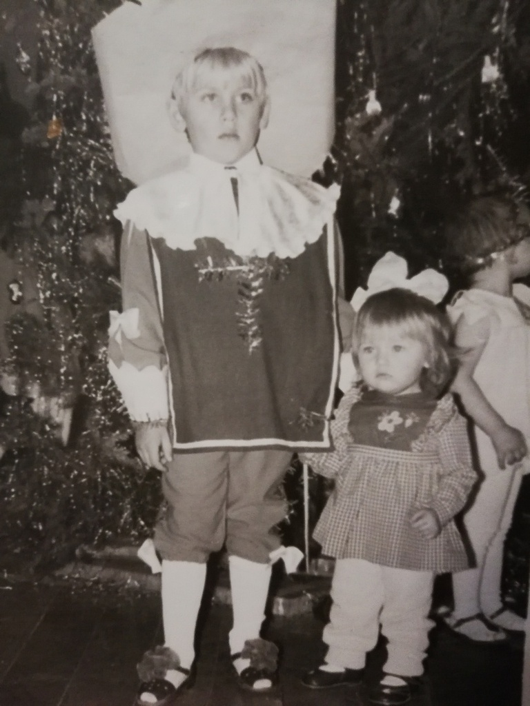 «Мы с братом на новогодней елке», 1 декабря 1987 - 31 января 1988, о-в Сахалин. Выставка «Снежинка, зайчик и мушкетер. Карнавальные костюмы на Новый год» с этим снимком.