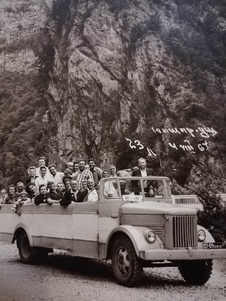 На юге. Мои бабушка и дедушка на туристическом автобусе в Юпшарском ущелье, 1967 год, Абхазская АССР. Выставка «Советские курортники» с этой фотографией.