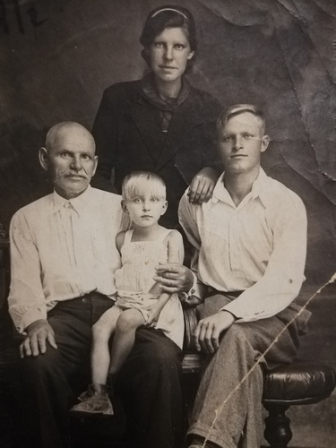 Семейный портрет, 27 июля 1941, Сталинградская обл., г. Камышин