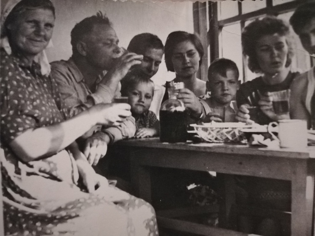 Деревенское застолье, 1965 год, Волгоградская обл.. Застолье в доме моих прабабушки и прадедушки по случае приезда из Одессы их младшей дочери Лидии с мужем и маленьким сыном.