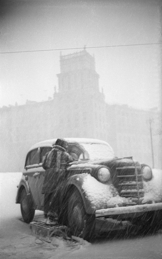 Папина машина, 1960-е, г. Москва. Выставки&nbsp;«Метелица моя»&nbsp;и «А снег идет, а снег идет, и все вокруг чего-то ждет…» с этой фотографией.