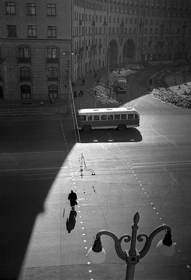Калужская застава, 1950-е, г. Москва. Выставка «Московский автобус» с этой фотографией.