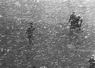 В метель, 1970 год, г. Москва. Выставки&nbsp;«Метелица моя» и «А снег идет, а снег идет, и все вокруг чего-то ждет…» с этой фотографией.