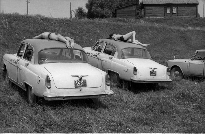 «Загорают с техникой», 1960-е. Выставки «Жара»,&nbsp;«Лето – это маленькая жизнь», «По счетчику»&nbsp;и видео «В движении!» с этой фотографией.