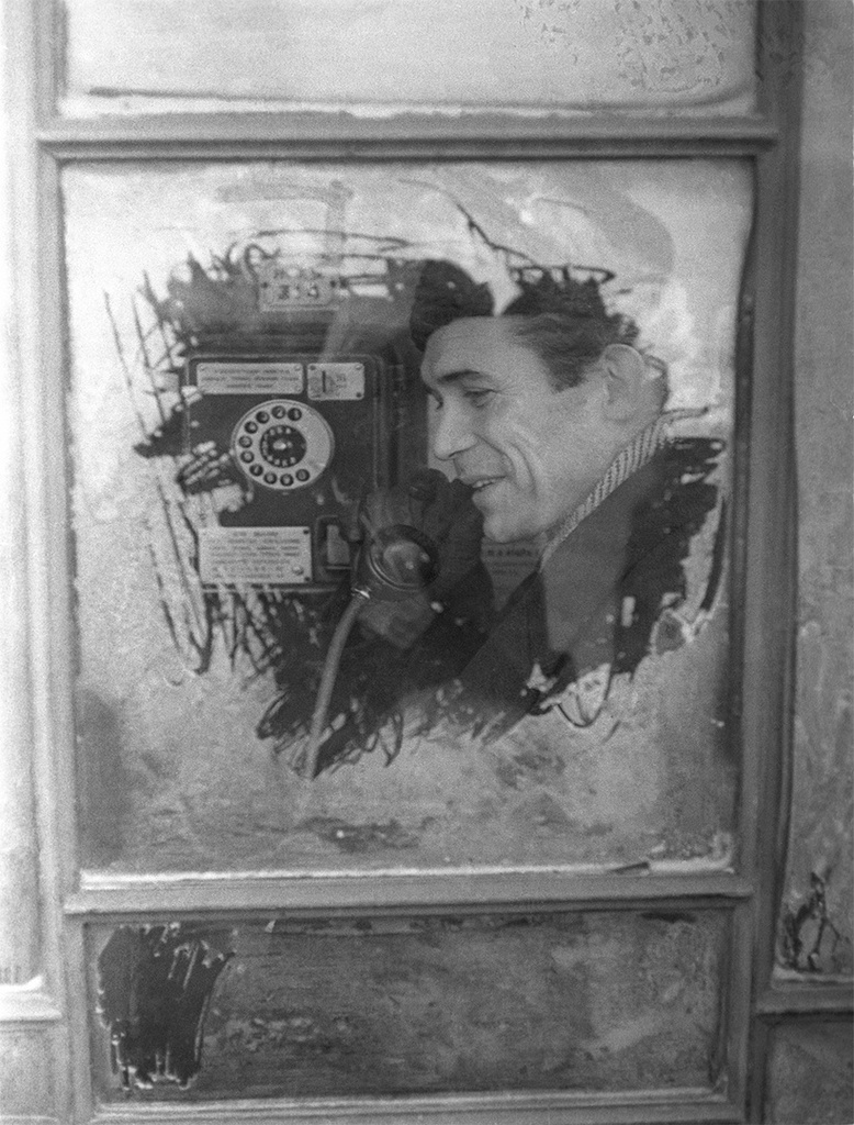 Разговор по телефону, 1960-е, г. Москва. Выставка «Кидай монетку» с этой фотографией.