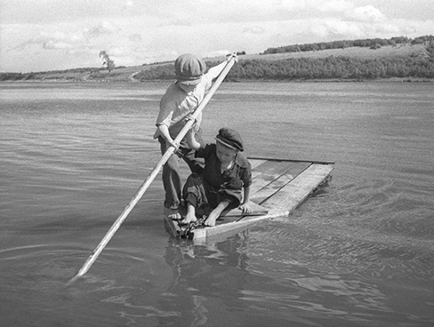 Дети на плоту. Волга, 1950-е. Выставка «На просторах Волги» с этой фотографией.