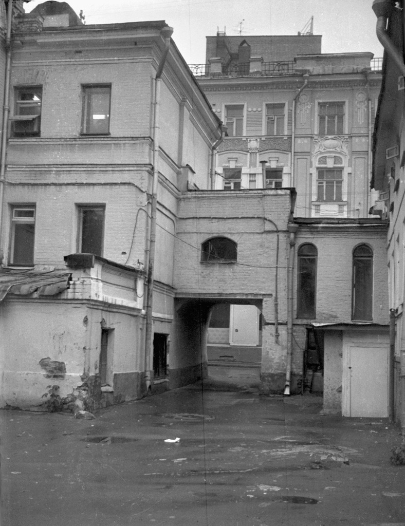 Московские дворы 1980-х годов, 1 июня 1984 - 30 августа 1985, г. Москва. Выставка «Московские дворы» с этой фотографией.