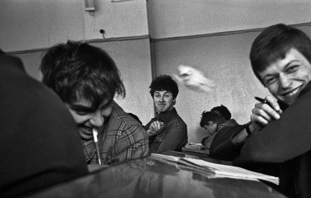 Пока преподаватель не видит, 1 - 30 октября 1980, г. Москва. В 1994 году переулку возвращено историческое название Большой Трехсвятительский.Выставка «Без фильтров–3. Любительская фотография 80-х» с этой фотографией.