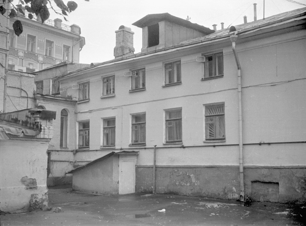 Московские дворы 1980-х годов, 1 июня 1984 - 30 августа 1985, г. Москва. Выставка «Московские дворы» с этой фотографией.