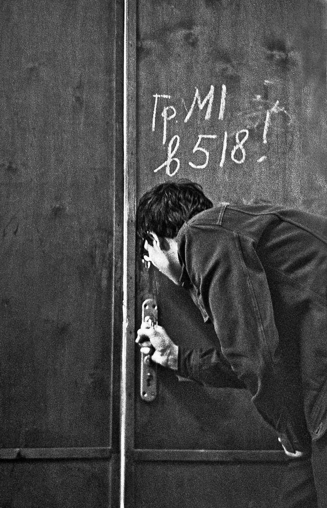 На экзамене, 10 - 30 января 1982, г. Москва. В 1994 году переулку возвращено историческое название Большой Трехсвятительский.Выставка «Без фильтров–3. Любительская фотография 80-х» с этой фотографией.