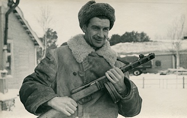 Фотокорреспондент Борис Максимович Косарев с автоматом в годы ВОВ, 1943 - 1944