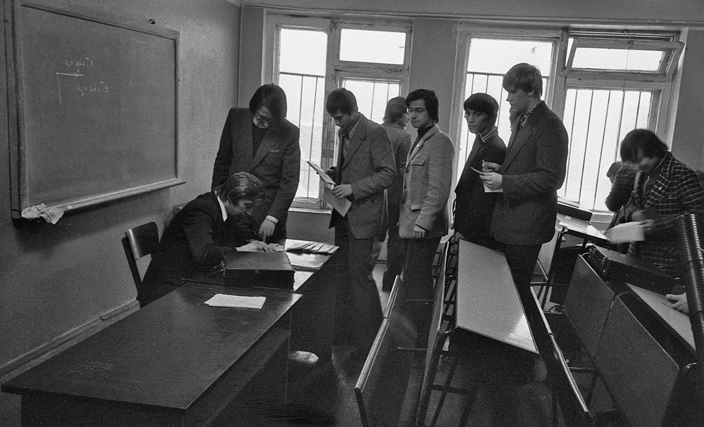 Очередь на сдачу зачетных книжек, апрель 1980, г. Москва. Перед экзаменом по теоретическим основам электронной техники.Выставка «Учись, Студент!» с этой фотографией.&nbsp;