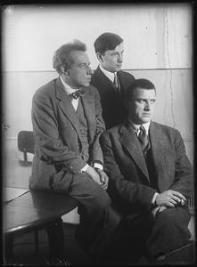 Всеволод Мейерхольд, Николай Эрдман и Владимир Маяковский в ГосТиМе, 28 декабря 1928, г. Москва. ГосТиМ – Государственный театр имени Всеволода Мейерхольда.Видеовыставка «Роковая актриса» с этой фотографией.