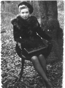 Осень, 8 ноября 1945, г. Краснодар. Лариса Соколенко, в замужестве Купцова, уроженка Краснодара, 1924 года рождения.&nbsp;Выставки&nbsp;«Женская сумка и женский характер»,&nbsp;«Осень целого века»,&nbsp;«10 модных фотографий: 1940-е»,&nbsp;«Мода ХХ века в 100 фотографиях» и «Осенние портреты» с этой фотографией.