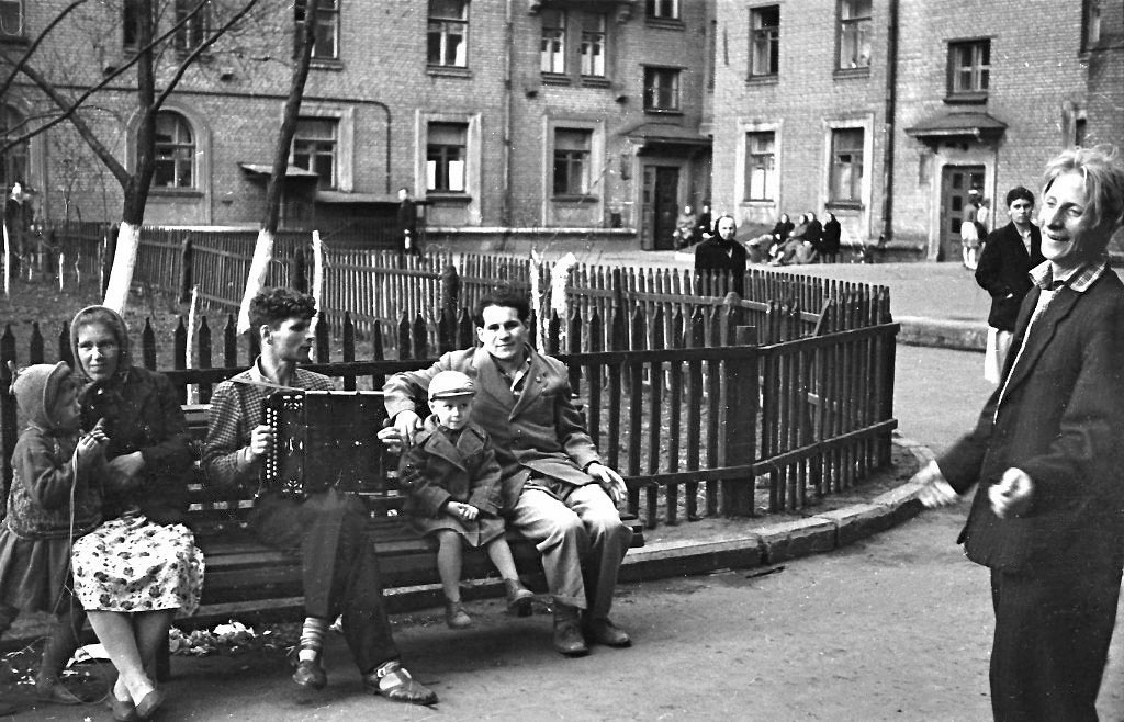 У нас во дворе, 1962 - 1964, г. Москва. Выставка «Музыкальный момент» с этой фотографией.Снимки любезно предоставлены Натальей Полянициной (Четвериковой).