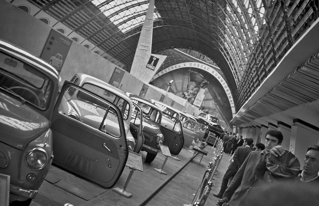 Зал с автомобилями ЗАЗ-965, июнь - август 1964, г. Москва. Выставки&nbsp;«Запорожцы» и «СССР в 1964 году» с этой фотографией.