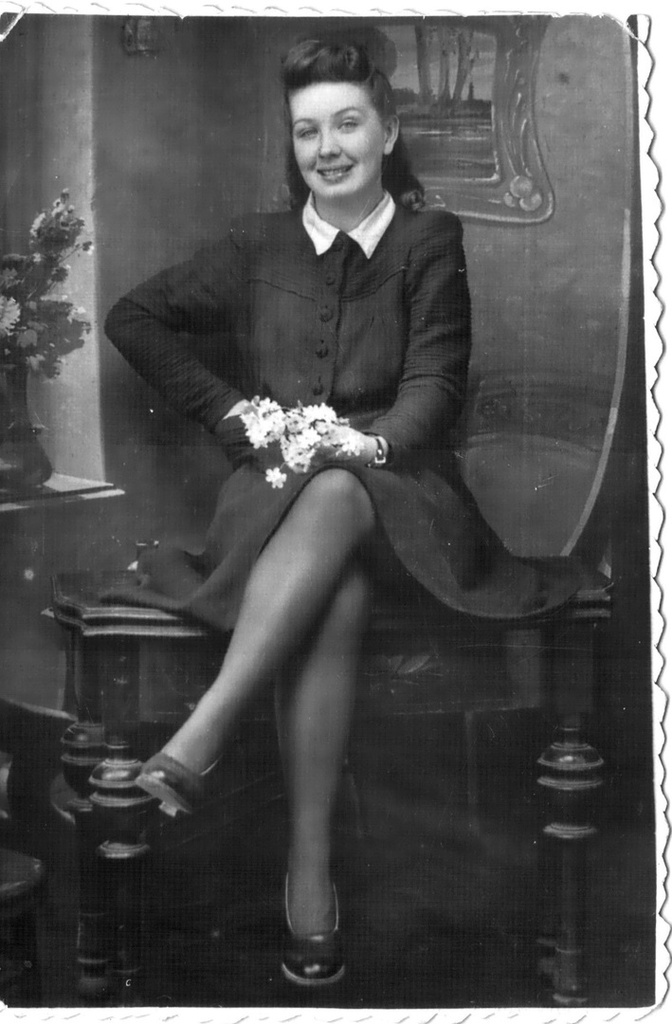 Кокетка, 15 июля 1946, г. Краснодар. Лариса Соколенко, в замужестве Купцова, уроженка Краснодара, 1924 года рождения.&nbsp;Выставка «СССР в 1946 году» с этой фотографией.